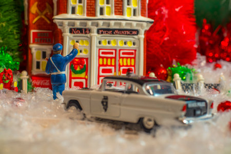 Augusta, Ga USA - 12 05 20: Coca Cola Holiday Vintage Village collection Fire Station and Police officer backのeditorial素材