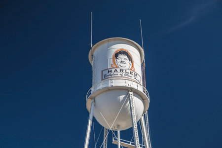 Harlem, Ga USA - 12 02 20: Downtown Harlem Old water tower with art work of Oliver Hardy close upのeditorial素材