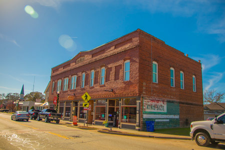 Harlem, Ga USA - 12 02 20: Downtown Harlem Old red brick building and trafficのeditorial素材