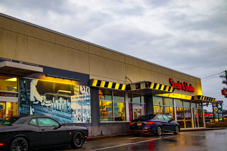 Augusta, Ga USA - 01 01 21: Steak n Shake  drive thru line at pick up and pay windowsのeditorial素材