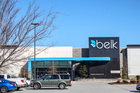 Augusta, Ga USA - 01 28 21: Belk retail store people and cars with blue skyのeditorial素材