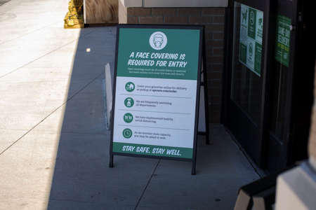 Augusta, Ga USA - 03 04 21: Sprouts retail grocery store supermarket covid-19 face mask required signのeditorial素材