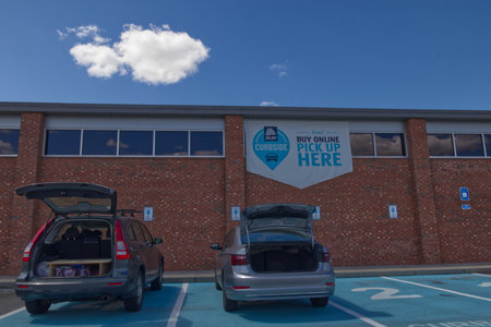 Columbia County, Ga USA - 04 25 21:  ALDI Curbside pick up cars with trunks open - Washington Roadのeditorial素材