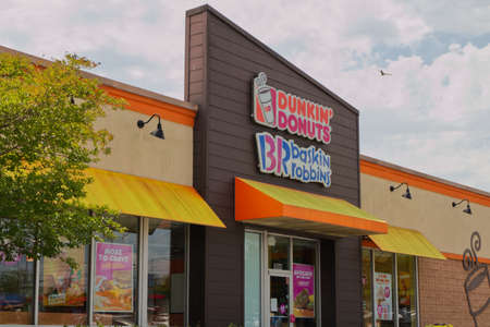Augusta, Ga USA - 04 29 21: Dunkin Donutes Baskin Robbins coffee fast food restaurant building signのeditorial素材