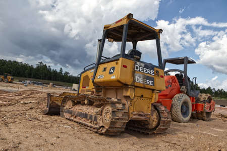 Augusta, Ga USA - 09 10 21: Construction site John Deere 450j LT bull dozier back viewのeditorial素材