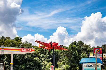 Waynesboro, Ga USA - 07 01 21: New gas station with a Coke Airplane on a pole Hwy 25のeditorial素材