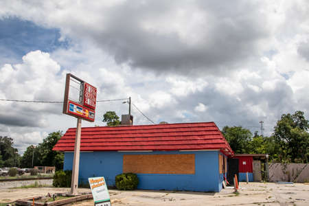 Waynesboro, Ga USA - 07 01 21: Old vintage gas station closed abandonedのeditorial素材