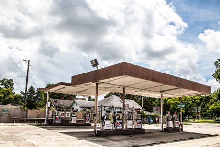 Waynesboro, Ga USA - 07 01 21: Old vintage gas station closed abandonedのeditorial素材