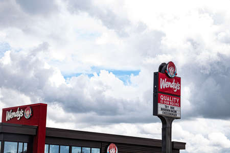 Waynesboro, Ga USA - 07 01 21: Wendys fast food restaurant street signのeditorial素材