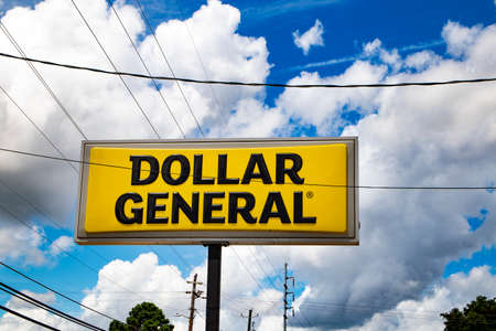 Waynesboro, Ga USA - 07 01 21: Dollar General retail store street signのeditorial素材