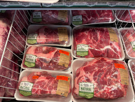 Hephzibah, Ga USA - 12 02 21: KJs retail grocery store interiorのeditorial素材