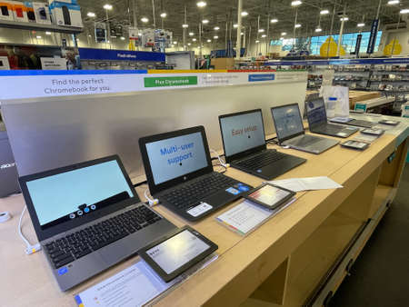 Augusta, Ga USA - 12 05 21: Best Buy retail electronics store interiorのeditorial素材