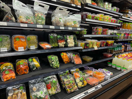 Augusta, Ga USA - 12 19 21: Fresh Market retail grocery store interior holidaysのeditorial素材