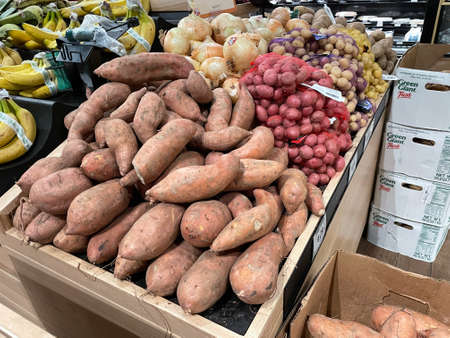 Augusta, Ga USA - 12 19 21: Fresh Market retail grocery store interior holidaysのeditorial素材