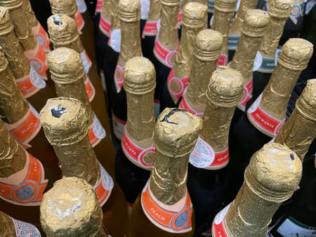 Augusta, Ga USA - 12 24 21: Walmart retail grocery store interior Christmas Eveのeditorial素材