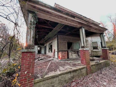 Old creepy scary wooden overgrown abandoned mansion in rural Georgiaの写真素材