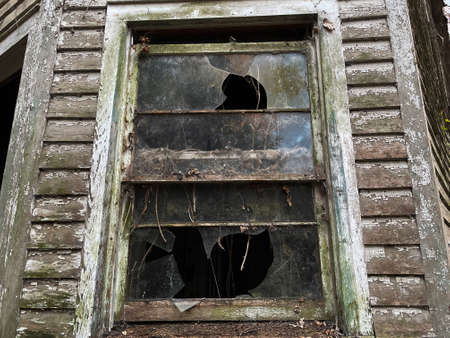 Old creepy scary wooden overgrown abandoned mansion in rural Georgiaの写真素材
