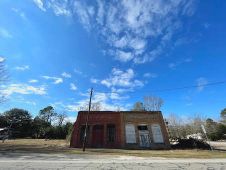 Burke County, Ga USA - 12 27 21: Old creepy abandoned building in rural Georgiaのeditorial素材