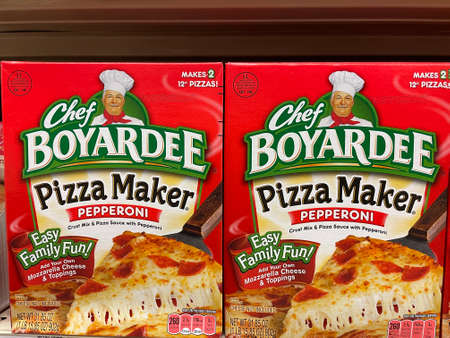 Augusta, Ga USA - 03 10 22: Pizza sauce kits on a retail store shelf Chef Boyardeeのeditorial素材