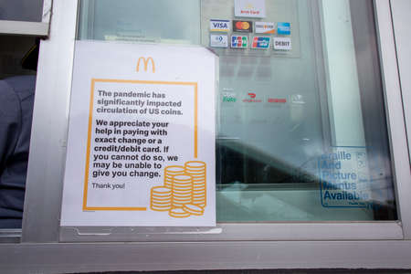 Columbia County, Ga USA - 08 20 21: McDonalds change shortage notice sign in drive thru windowのeditorial素材