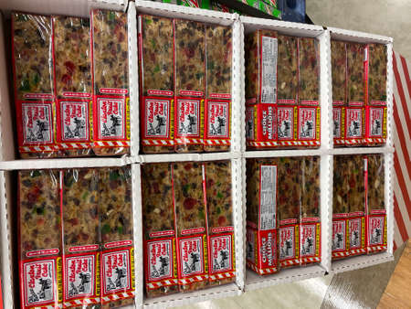 Augusta, Ga USA - 04 15 22: Claxton Fruita Cake in a retail store looking down displayのeditorial素材