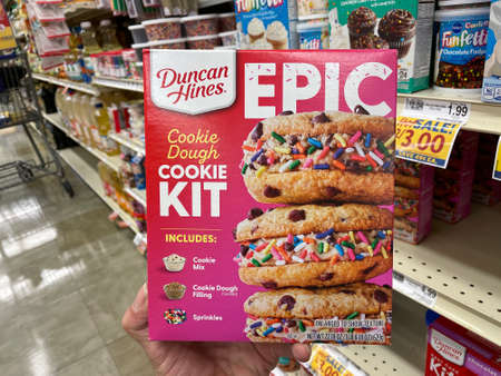 Augusta, Ga USA - 04 15 22: Hand holding Duncan Hines Epic cookie kitのeditorial素材