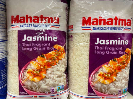 Grovetown, Ga USA - 12 15 22: Rice in a retail store Mahatma bags Jasmineのeditorial素材