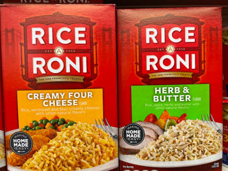 Grovetown, Ga USA - 12 15 22: Rice in a retail store Rice Roni Herb and Butter Creamyのeditorial素材