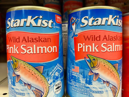 Grovetown, Ga USA - 04 20 22: Retail store shelf Starkist Pink Salmon in a canのeditorial素材