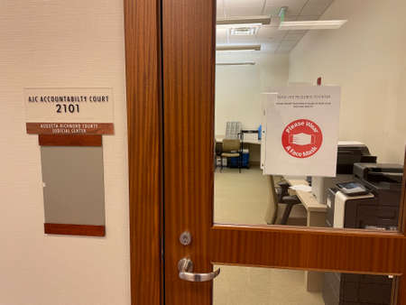Augusta, Ga USA - 08 10 22: Richmond County Courthouse interior face mask required sign on doorのeditorial素材