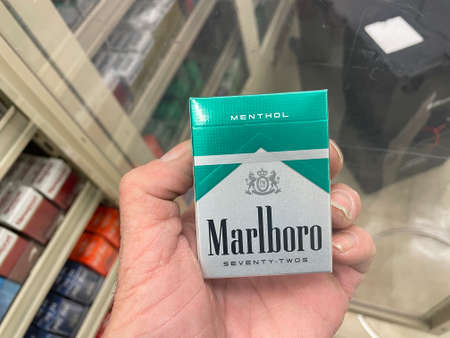 Augusta, Ga USA - 04 29 22: Hand holding Marlboro menthol 72のeditorial素材