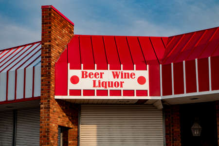 Augusta, Ga USA - 07 25 21: Beer Wine Liquor building signのeditorial素材
