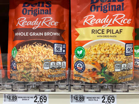 Grovetown, Ga USA - 05 10 22: Retail store Ben's Original rice Pilaf and Whole grain price tagsのeditorial素材