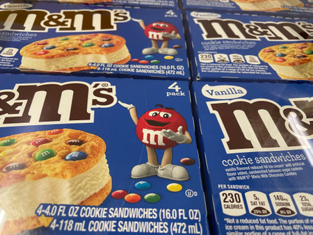 Hephzibah, Ga USA - 04 30 22: IGA retail grocery store M and M ice cream cookieのeditorial素材