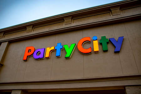 Augusta, Ga USA - 08 23 21: Party City retail store building signのeditorial素材
