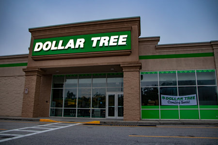 Augusta, Ga USA - 08 23 21: Dollar tree retail store illuminated sign at nightのeditorial素材