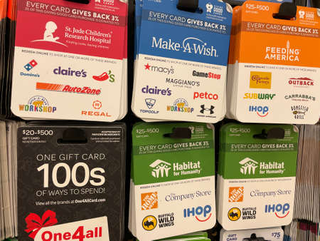 Grovetown, Ga USA - 05 27 22: Retail store Gift Card rack mobile phone varietyのeditorial素材