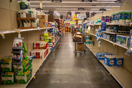 Augusta, Ga USA - 08 23 21: Kroger retail store paper towel and toilet paper aisle blown outのeditorial素材