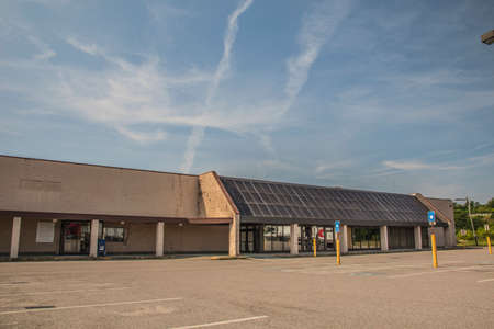 Augusta, Ga USA - 07 05 20: Old closed Kroger store on Deans Bridge roadのeditorial素材