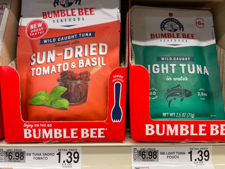 Grovetown, Ga USA - 06 03 22: Retail store shelf Bumble Bee tuna pouches and pricesのeditorial素材