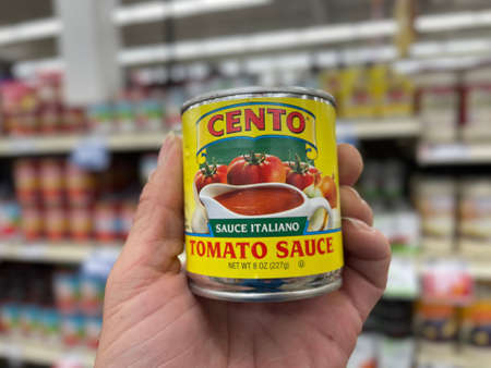 Grovetown, Ga USA - 06 14 22: Retail store hand holding Cento tomato sauceのeditorial素材