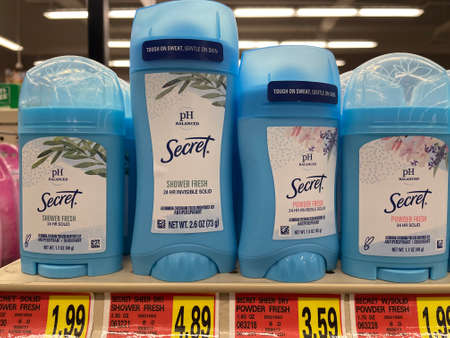 Hephzibah, Ga USA - 06 16 22: KJs IGA retail grocery store deodorants and prices Secretのeditorial素材