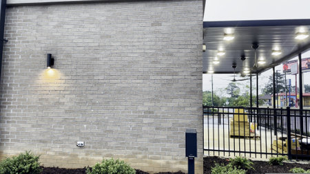 Augusta, Ga USA - 06 25 23: New Starbucks coffee restaurant stone wallのeditorial素材