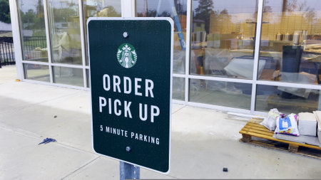 Augusta, Ga USA - 06 25 23: New Starbucks coffee restaurant order pick up signのeditorial素材