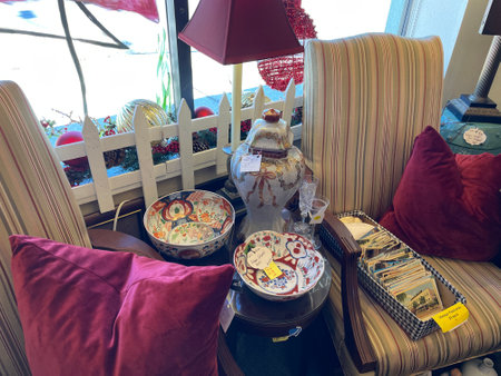 Lakeland, Fla USA - 11.25.23: Antique vintage shop holiday display decorated bowlsのeditorial素材