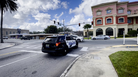 Lakeland, Fla USA - 12 09 23: Lakeland Police SUV stopped at a red light waitingのeditorial素材