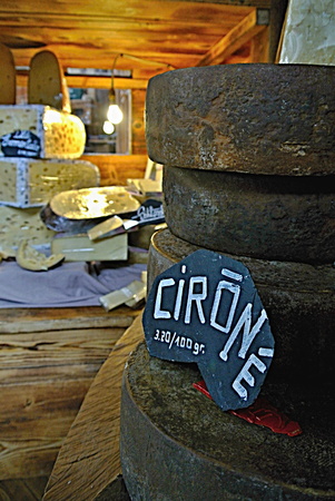 Cirone cheese for sale in the marketのeditorial素材
