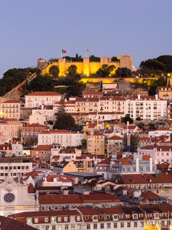 Cityscape of Lisbon, Portugal, with the Sao Jorge Castle seen from Miradouro Sao Pedro de Alcantara at night.のeditorial素材