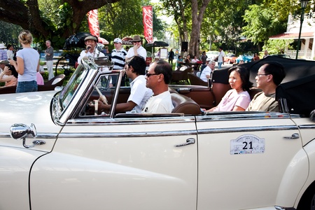 HUA HIN - DECEMBER 18: People in the car. Retro Car on Vintage Car Parade 2010 at Sofitel Resort on December 18, 2010 in Hua Hin, Thailand. のeditorial素材