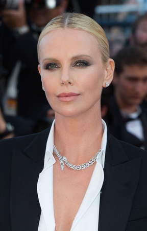 CANNES, FRANCE - MAY 20: Charlize Theron  attends the 'The Last Face' premiere. 69th annual Cannes Film Festival at the Palais des Festivals on May 20, 2016 in Cannesのeditorial素材